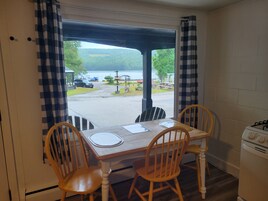 Suite 2 - No Pets | 客房内用餐