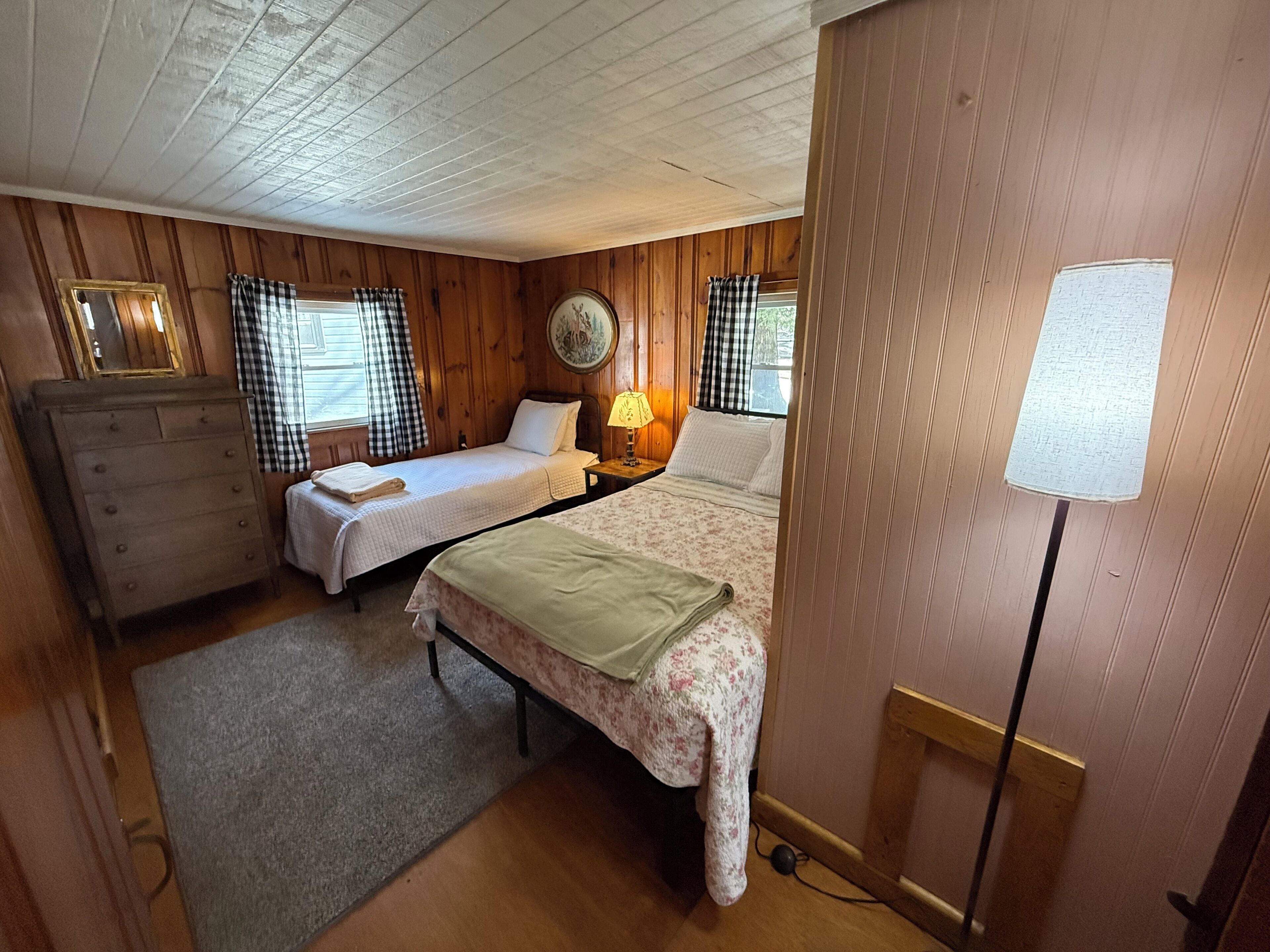 Cabaña clásica, patio, vista al lago | Wifi gratis y ropa de cama 