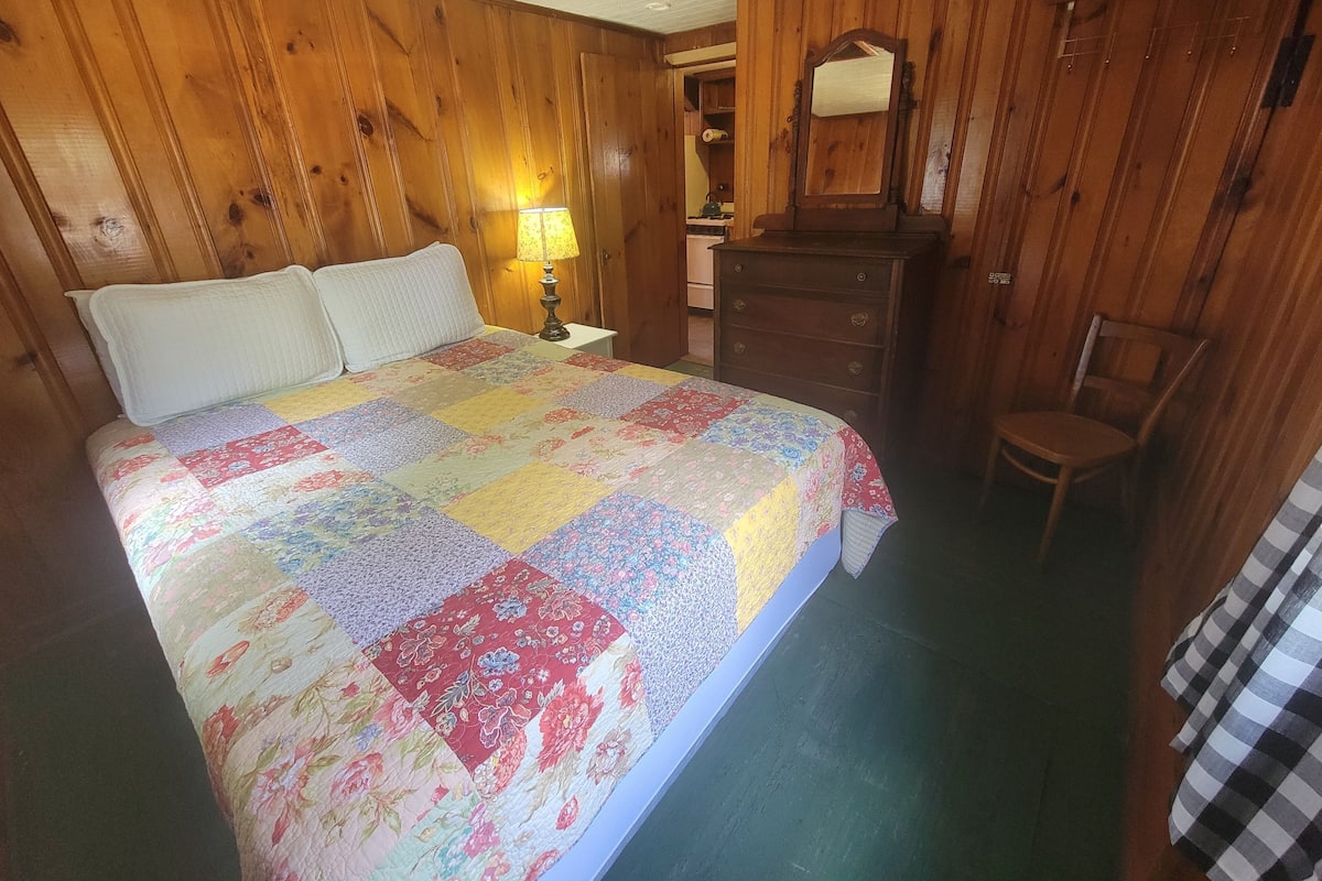 Classic Cabin, Lake View | 2 bedrooms, free WiFi, bed sheets
