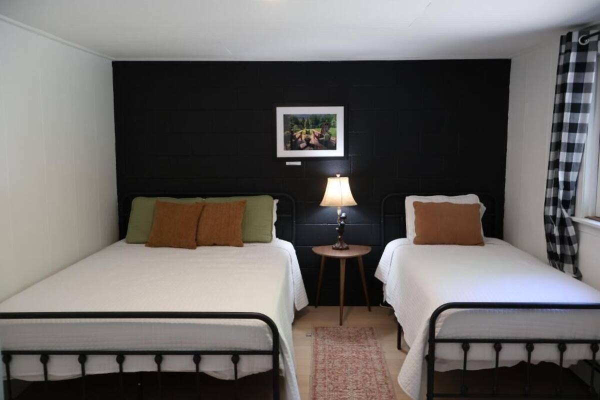 Suite 4 - No Pets | WiFi (free), bed sheets