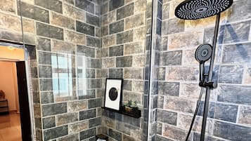 Deluxe-Apartment, 3 Schlafzimmer, eigenes Bad, Blick auf den Innenhof | Badezimmer | Dusche, Handtücher, Seife, Toilettenpapier