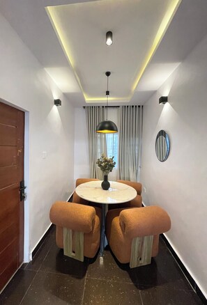 Appartement Deluxe, 3 chambres, salle de bains privée, vue cour intérieure | Restauration dans la chambre