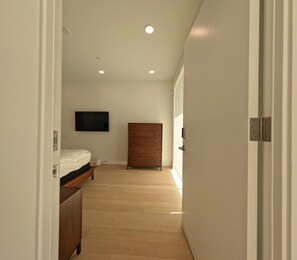1 habitación, tabla de planchar con plancha, wifi gratis y ropa de cama