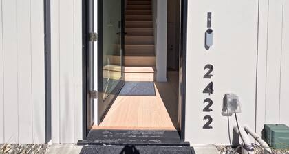 Charming brand new studio close to downtown with WiFi, AC.