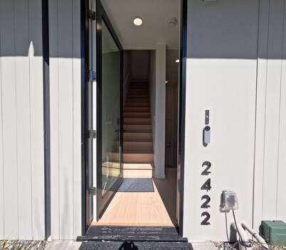 Charming  brand new studio close to downtown with WiFi, AC.