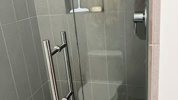 Sèche-cheveux, serviettes fournies, savon, shampoing