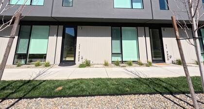 Charming brand new studio close to downtown with WiFi, AC.