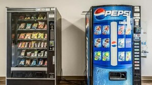 Il y a deux distributeurs automatiques : l’un propose une variété de collations et l’autre, une sélection de boissons, notamment du Pepsi.