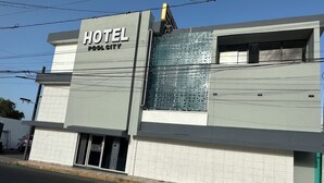 A hotel building with a sign that reads "HOTEL POOL CITY." - Hotel pool city  (Bonao)