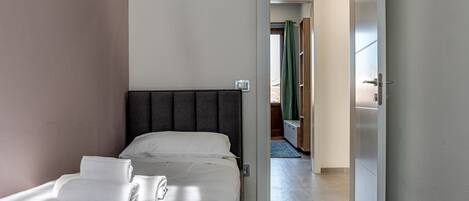 3 habitaciones, escritorio, tabla de planchar con plancha y wifi