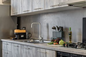 Kühlschrank, Mikrowelle, Ofen, Herdplatte