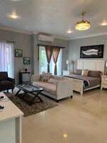 Quarto casal clássico | Wi-Fi de cortesia, roupa de cama