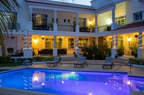 Hồ bơi ngoài trời