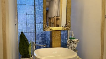Habitación familiar | Baño | Regadera, secadora de cabello, toallas, jabón