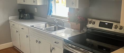 Frigorifero, microonde, forno, piano cottura