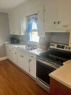 冷蔵庫、電子レンジ、オーブン、コンロ