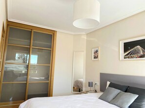 3 habitaciones, escritorio y tabla de planchar con plancha 