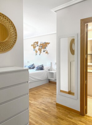3 chambres, bureau, fer et planche à repasser, lit de bébé portatif