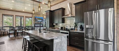 冰箱、微波炉、烤箱、炉灶