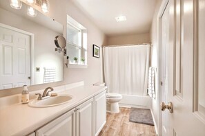 Håndklær, såpe, sjampo og toalettpapir