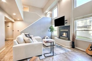Smart TV, fireplace