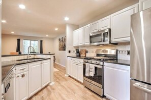 Private kitchen - Gig-Harbor Modern Retreat (Gig Harbor)