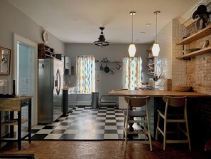 Kylskåp, mikrovågsugn, ugn och spishäll