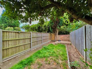 Property grounds - Spacious, Cosy & Modern Home w/ Parking , Wi-Fi and Garden (coventry west midlands)