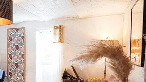 Una sala de estar acogedora con un sofá, una mesa de centro y una lámpara decorativa.