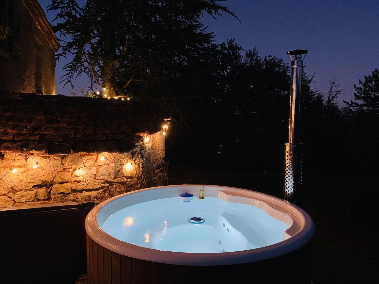 Outdoor spa tub