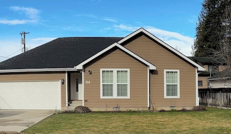Exterior. Family friendly 3-bedroom house in charming Deer Park with AC, WiFi and more.