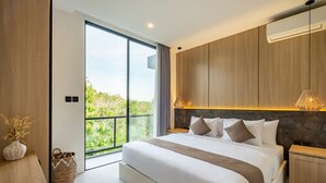 A modern bedroom with a large bed, wooden paneling, a view through a sliding door, and a bedside lamp. - Tropical Private Pool Villa 8C, 10min - Melasti Beach (Pecatu)
