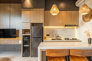 Réfrigérateur, micro-ondes, plaque de cuisson, cafetière/bouilloire