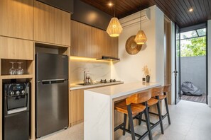 Fridge, microwave, stovetop, coffee/tea maker - Tropical Private Pool Villa 8C, 10min - Melasti Beach (Pecatu)