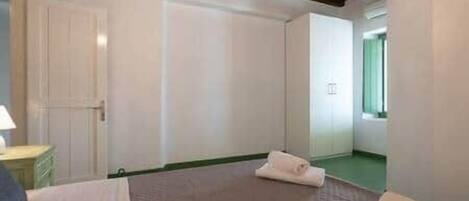 4 室のベッドルーム、アイロン / アイロン台、WiFi、ベッドシーツ