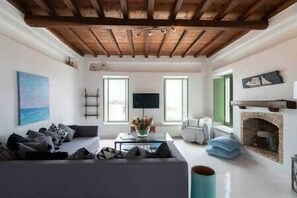 Télévision, cheminée