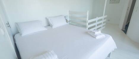 4 habitaciones, tabla de planchar con plancha, wifi y ropa de cama