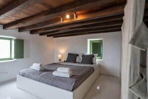 4 bedrooms, iron/ironing board, WiFi, bed sheets