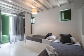 4 bedrooms, iron/ironing board, WiFi, bed sheets