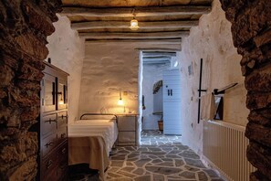 4 bedrooms, iron/ironing board, WiFi, bed sheets - Tinos Olive Mill House, Tinos Olive Mill House (Ktikados)