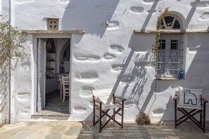 Outdoor dining - Tinos Olive Mill House, Tinos Olive Mill House (Ktikados)