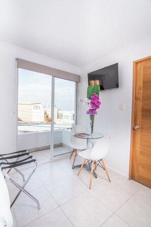 Kamar Twin Deluks, balkon, pemandangan samudra | Tempat makan
