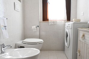 Shower, bidet, towels - SE157 – Senigallia, comfortable three-room apartment with porch (Senigallia)