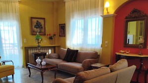 Un salon avec un canapé marron, une table basse et une cheminée.
