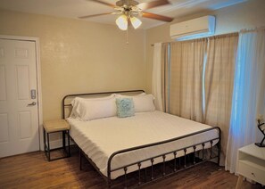 1 bedroom, WiFi - King Bed 1BD 8 min to Downtown & Pier Pet-friendly (St. Petersburg)