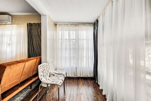 Interior - King Bed 1BD 8 min to Downtown & Pier Pet-friendly (St. Petersburg)