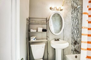 Séchoir à cheveux, serviettes fournies, savon, papier de toilette