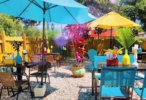 Outdoor dining - Velvet Sky Retreat (St. Petersburg)