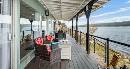 Waterfront Escape- Beach front, hot tub, fireplace, canal views