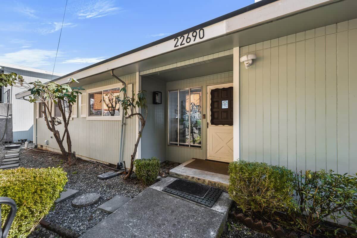 Un edificio residencial con el número 22690, una puerta principal y un pequeño porche.